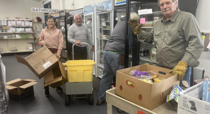 488008803_1099932452179280_1473547114954918302_n Groupd of volunteers helping with boxes and food
