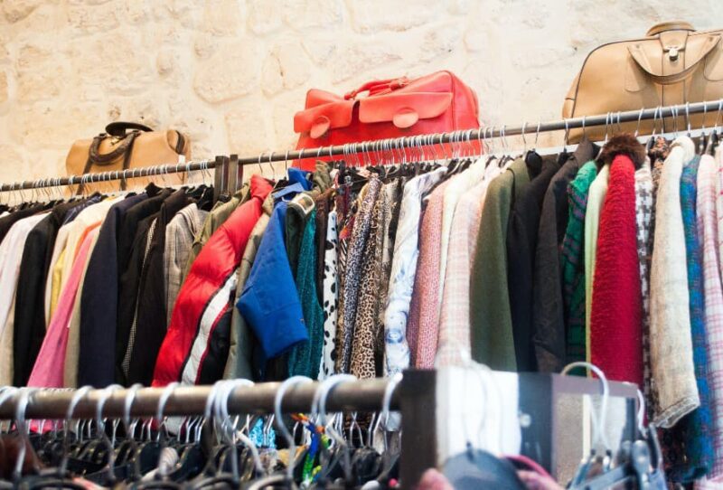 5f1ed3_abe9891422a7409d833425907b6c3d80~mv2-min rack with clothes and bags